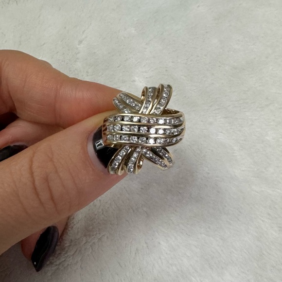 10k gold diamond ring. Gorgeous and heavy - Picture 2 of 5